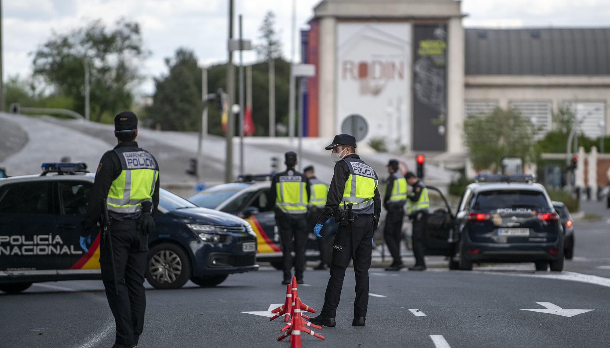 Control de la policía nacional en la calle Bravo Murillo